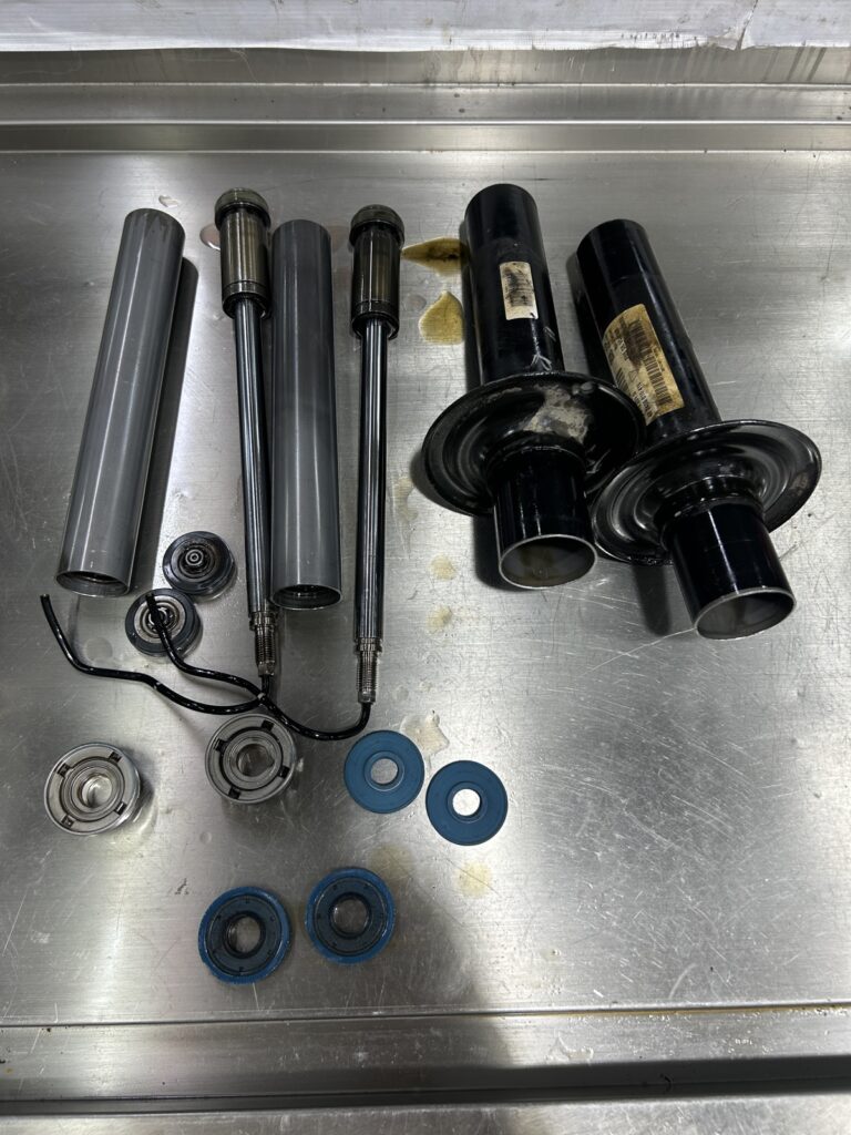 空气减震器拆解部件与维修工作台，通用示意素材