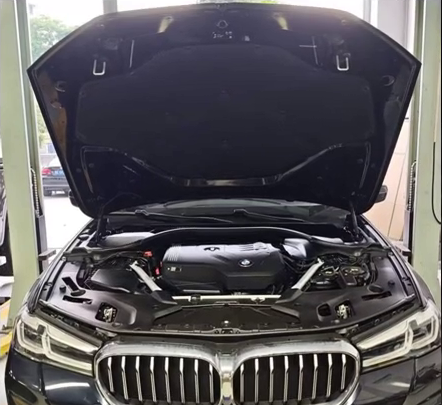 创利门店 BMW 维修场景，车牌已遮挡；不表示这辆车的 B48 版本或故障